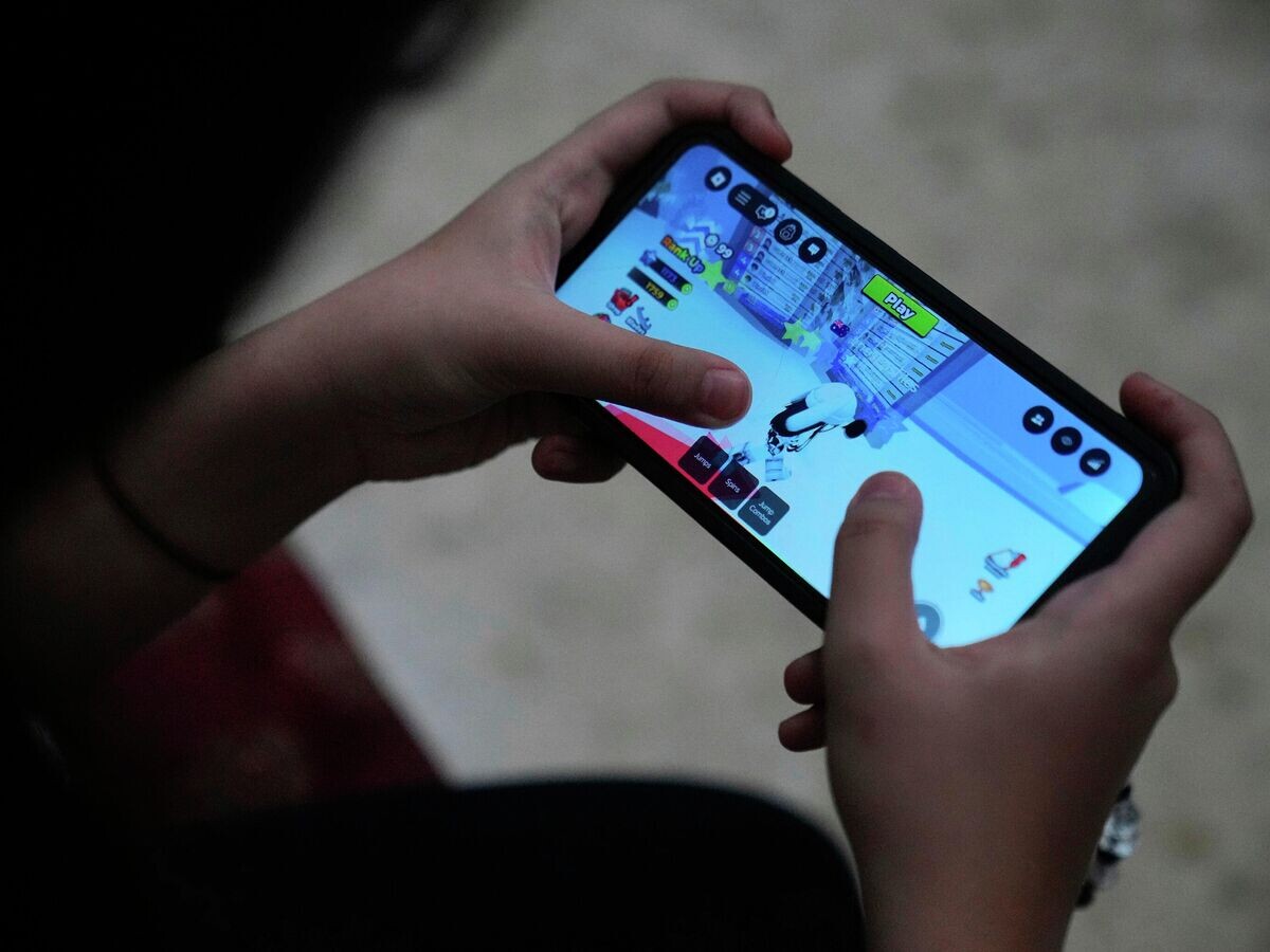    Игра Roblox на телефоне | © AP Photo / Dita Alangkara