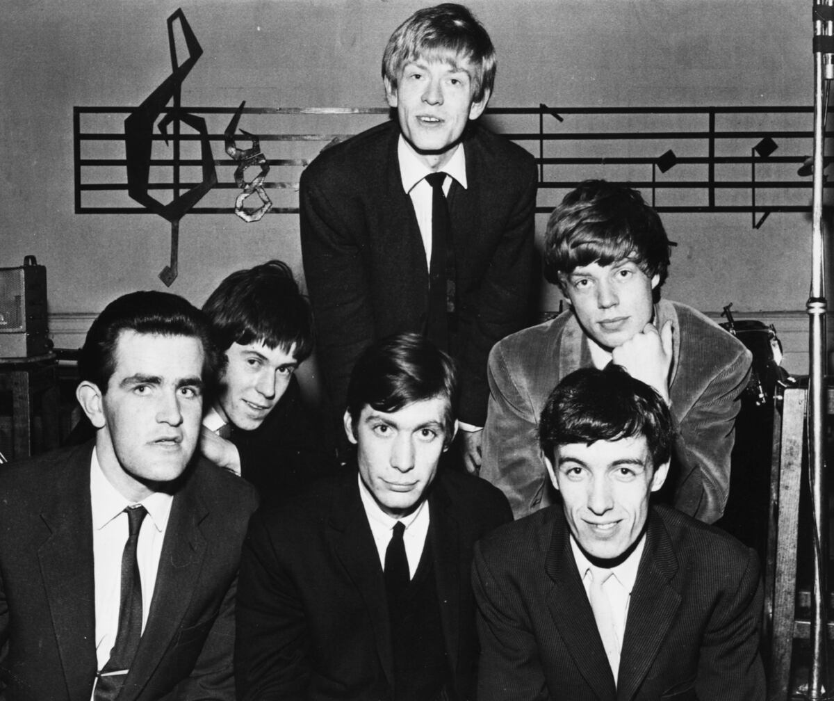 Группа The Rolling Stones в 1963 году, по часовой стрелке сверху вниз: Брайан Джонс, Мик Джаггер, Билл Уайман, Чарли Уоттс, Кит Ричардс и Иэн Стюарт. Фото: Getty