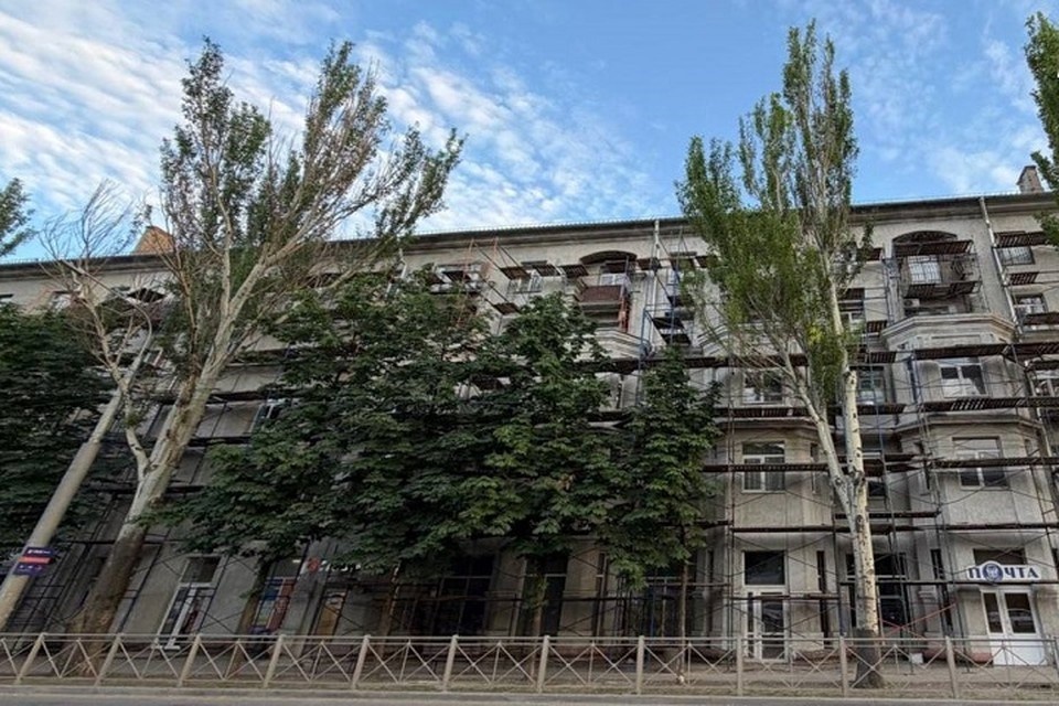    В Мариуполе восстанавливают многоэтажку на проспекте Ильича. Фото: «РКС-НР»