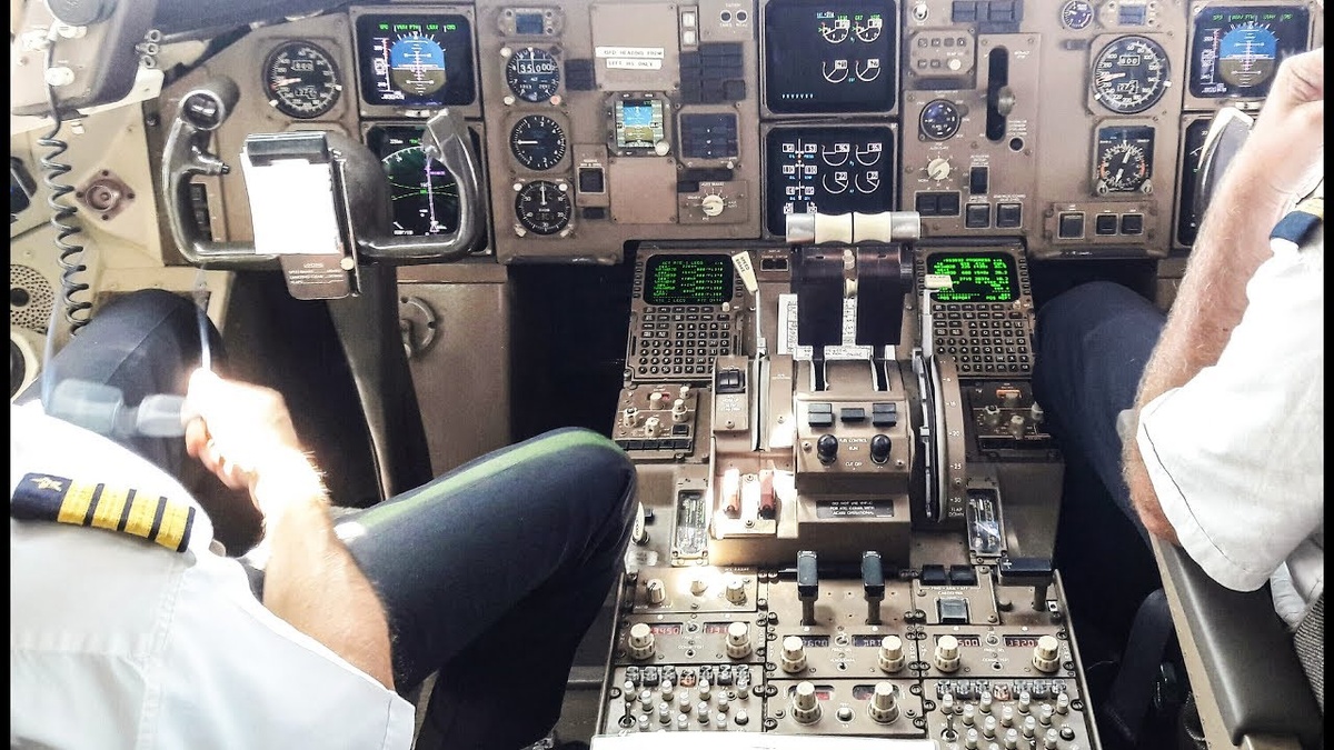 Кабина Boeing 767 — именно здесь Пирсон принимал решения которые спасли 61 человека.