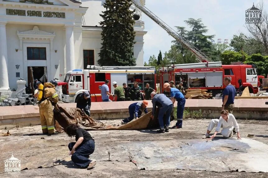  📷    Спасение части пострадавшего полотна Оборона Севастополя. Фото: Музей Обороны Севастополя
