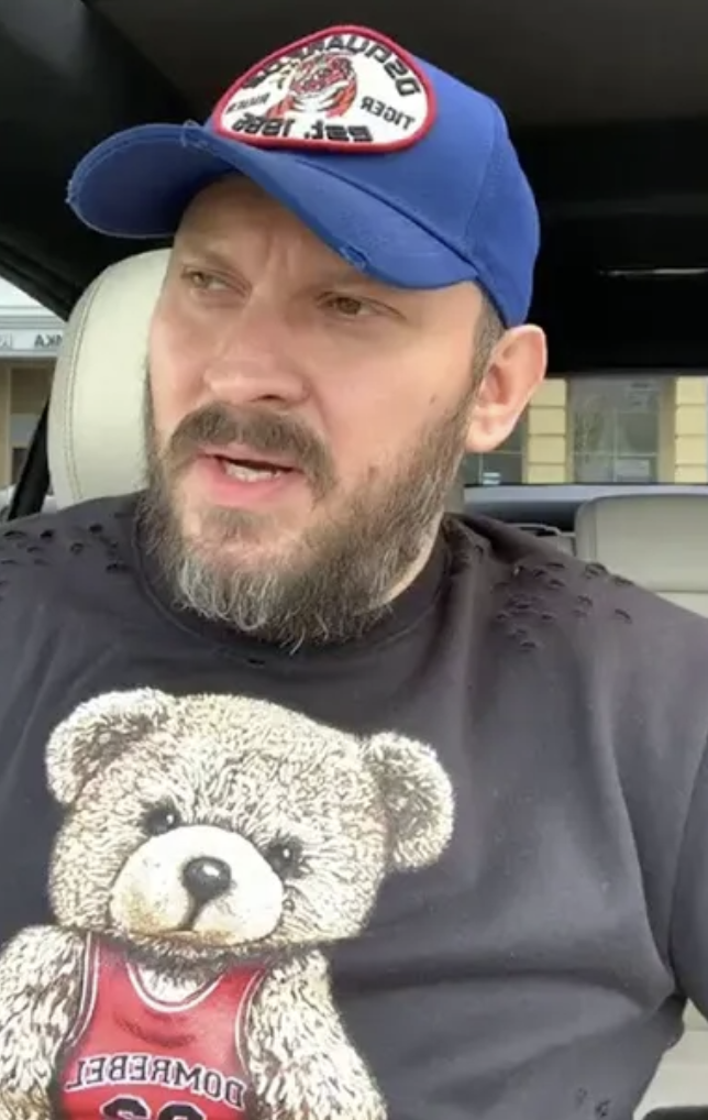 Образ сынишки навсегда остался в сердце Марка. В память о нем мужчина носит футболки с принтами в виде плюшевых мишек. Фото: instagram (запрещён в РФ) / markbarton_mb