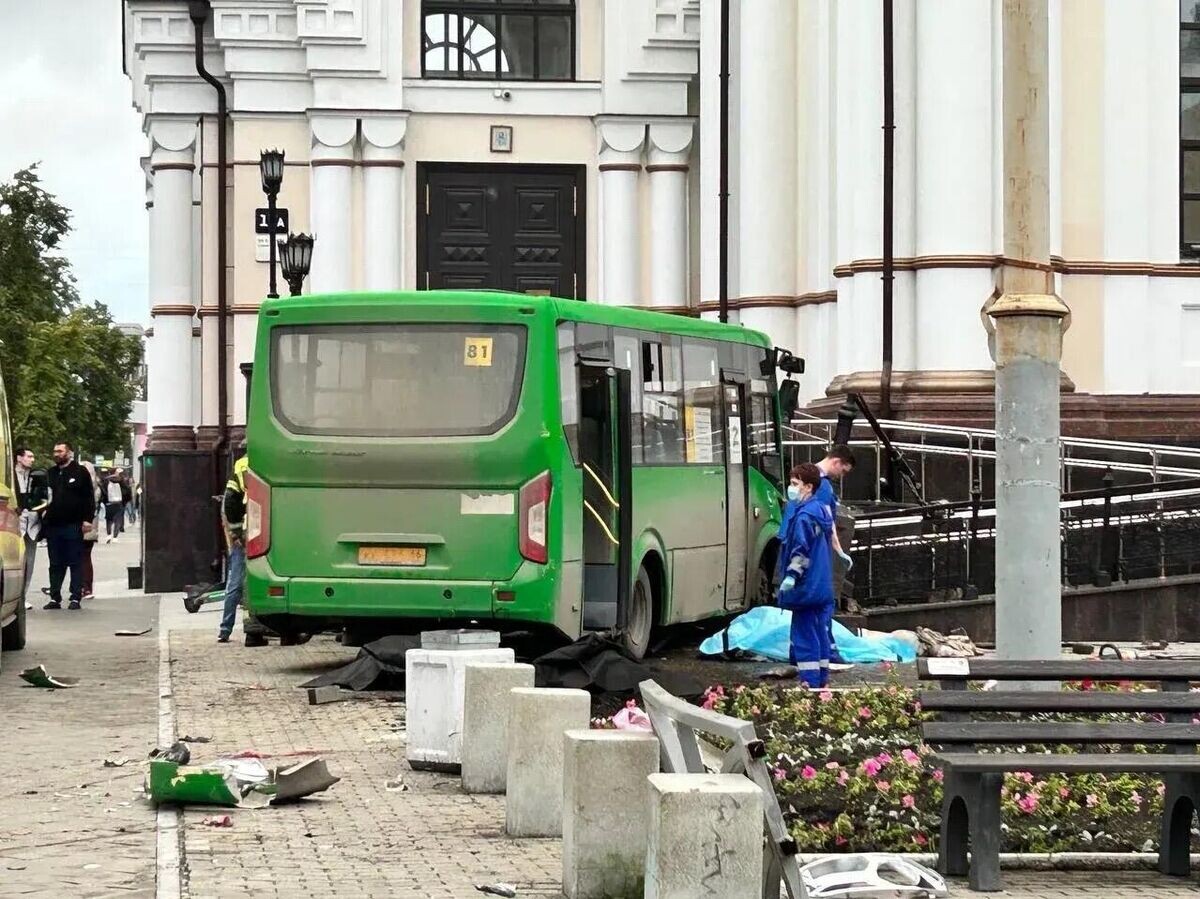   Последствия наезда автобуса на пешеходов в Екатеринбурге | © Фото : соцсети