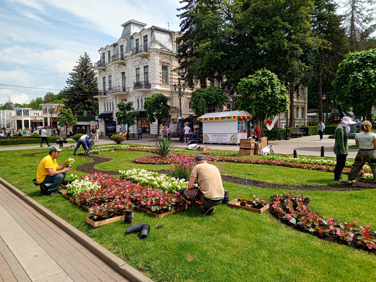 Фото автора. На Курортном бульваре кипит работа.