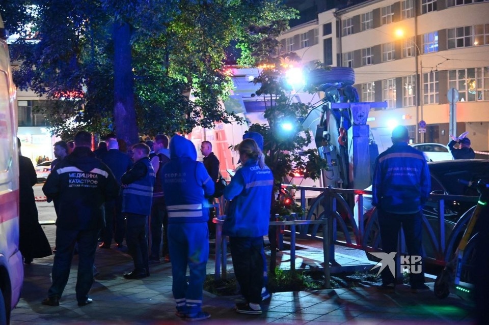    На месте работают бригады скорой помощи Ольга ЮШКОВА