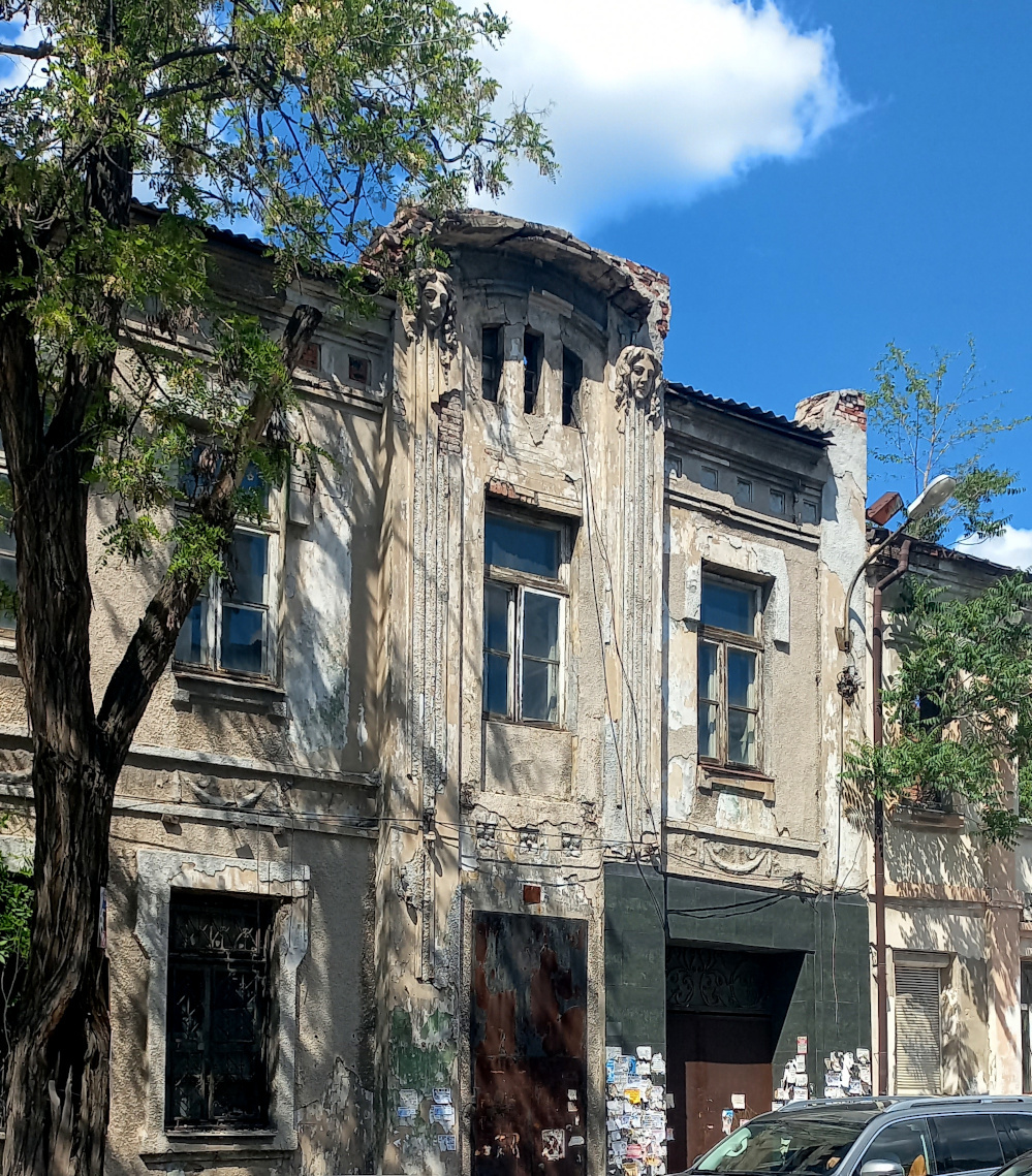 Дом в стиле модерн на Садовом проспекте в Донецке. Фото май 2026