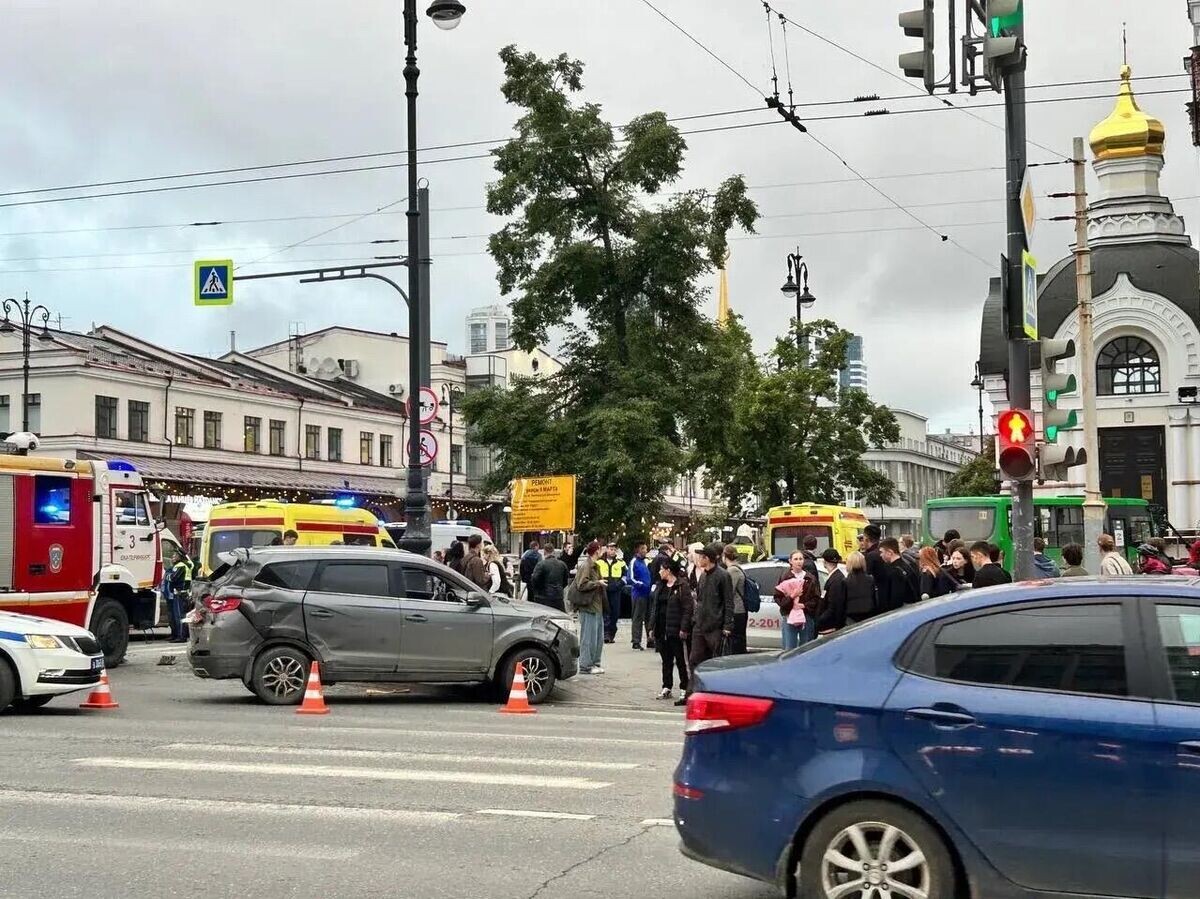    Последствия наезда автобуса на пешеходов в Екатеринбурге | © Фото : соцсети