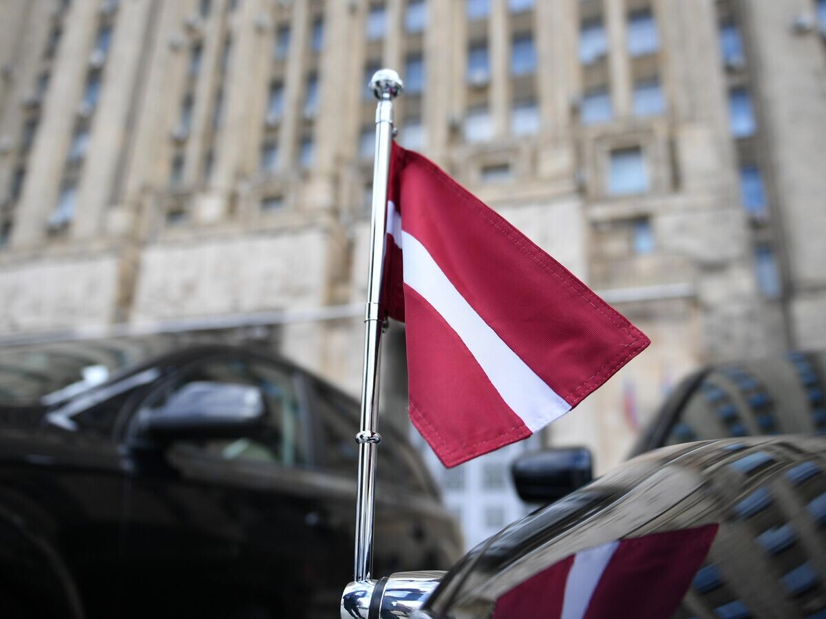    Автомобиль посла Латвии у здания МИД РФ в Москве | © РИА Новости / Рамиль Ситдиков