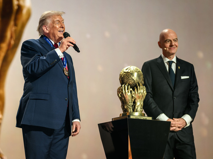    Дональд Трамп и президент ФИФА Джанни Инфантино с Кубком чемпионов мира. Фото: whitehouse.gov