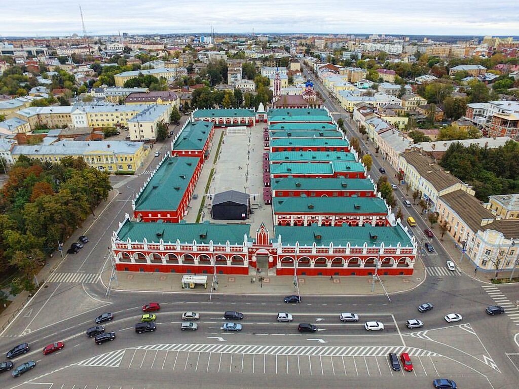Гостиный двор в Калуге. Архитектурный ансамбль в центре города был, начало строительства под руководством архитектора Петра Никитина 1784 год. Но не все так просто: завершили строительство через 40 лет - в 1823 году. А 1960 году комплекс получил статус охраняемого памятника архитектуры государственного значения. Фото из открытых источников.