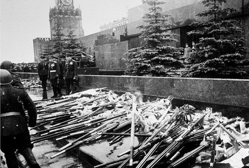 Что стало с немецкими знаменами, представленными на параде Победы в 1945 году?