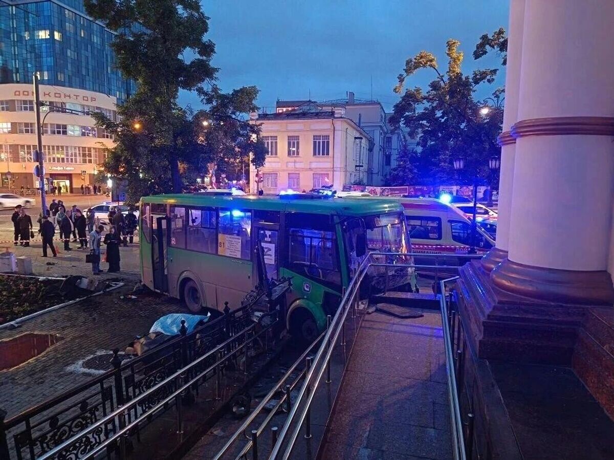    Последствия наезда автобуса на пешеходов в Екатеринбурге | © Фото : Госавтоинспекция Свердловской области/MAX