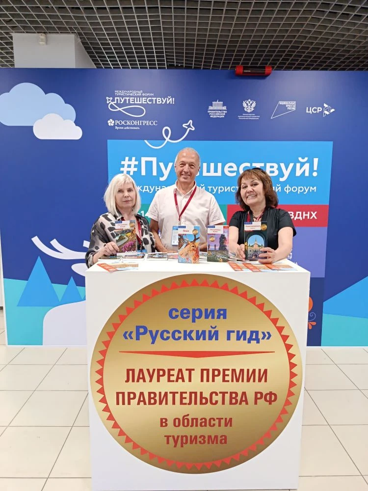 На фото издатель Елена Петрова, шеф-редактора Ирина Фатиева и директор отдела продаж Сергей Суров.