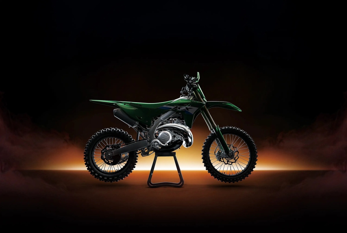 Kawasaki показала два новых двухтактника, KX327 и KX327X