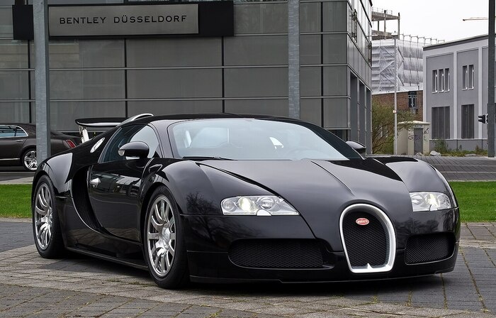 Bugatti Veyron (2005) оснащен 8-литровым мотором W16. Фото: wikimedia.org