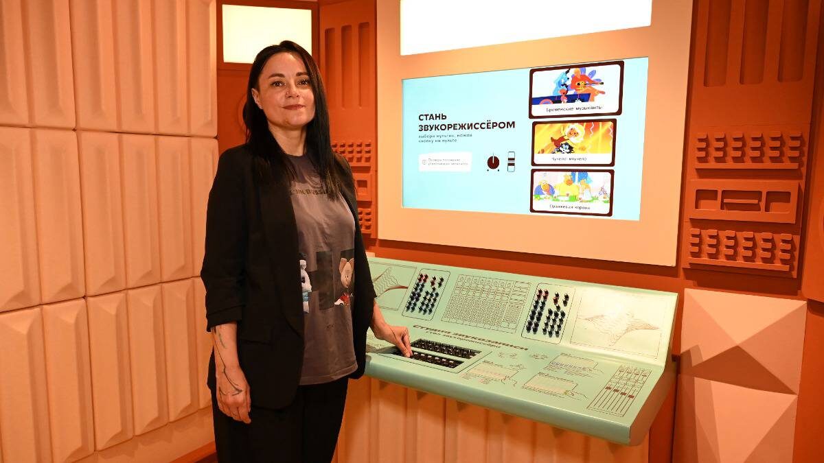    Руководитель пресс-службы Союзмультфильма Марина Малыгина показывает интерактивный стенд звукорежиссера мультфильмов в Музее современной истории Союзмультфильма / Фото: Анатолий Цымбалюк / Вечерняя Москва