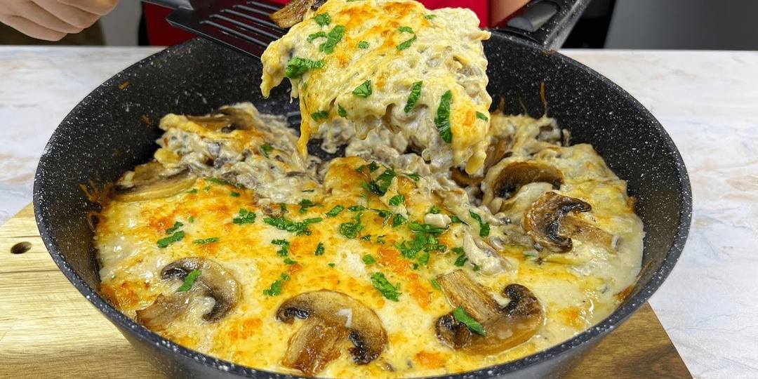 Жюльен с грибами на сковороде со сметаной: простой и вкусный рецепт без духовки