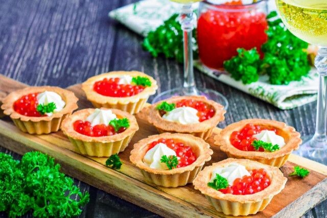 Тарталетки с сыром и икрой — изысканная закуска на праздничный стол
