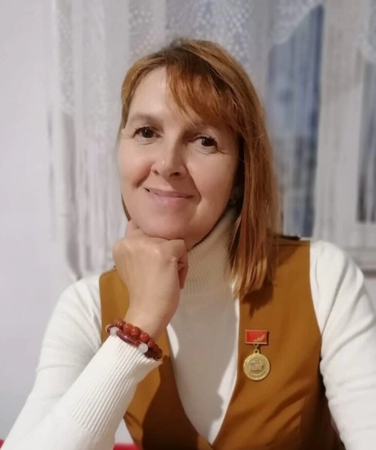 фото автора ( немного устаревшее) у меня знак "Педагогическая династия Якутии появился и стала Ветераном Труда РС(Я)