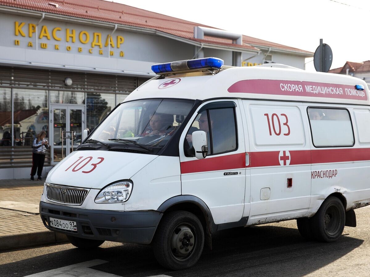   Автомобиль скорой медицинской помощи у терминала международного аэропорта Краснодар | © РИА Новости / Виталий Тимкив