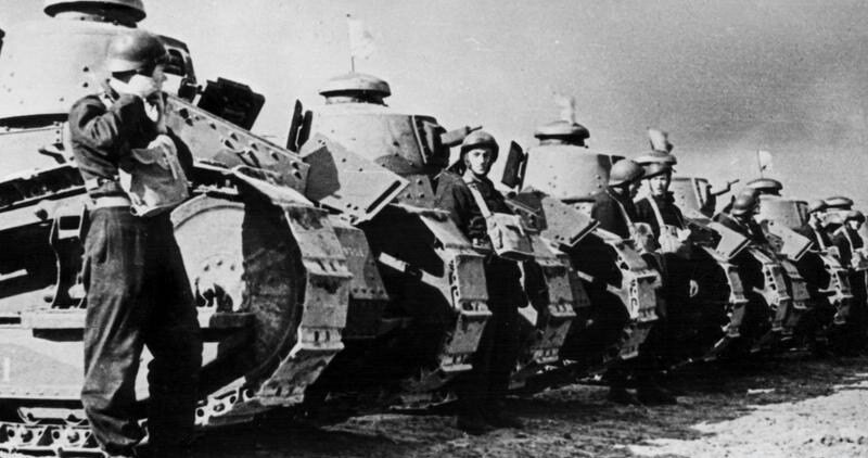 Танкисты 1-го польского танкового полка на учебных занятиях (на танках FT-17); Франция, 1940 год. Да-да, многие разгромленные поляки сумели перебраться сперва во Францию, после её разгрома — в Британию. Успели побывать в Норвегии, Северной Африке, Италии. И в Германии тоже, причём и с Красной Армией, и с западными союзниками. В общем, где только не были.  