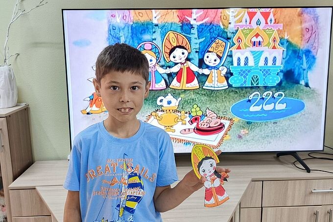 Мальчик показывает раскрашенную фигурку сказочного героя