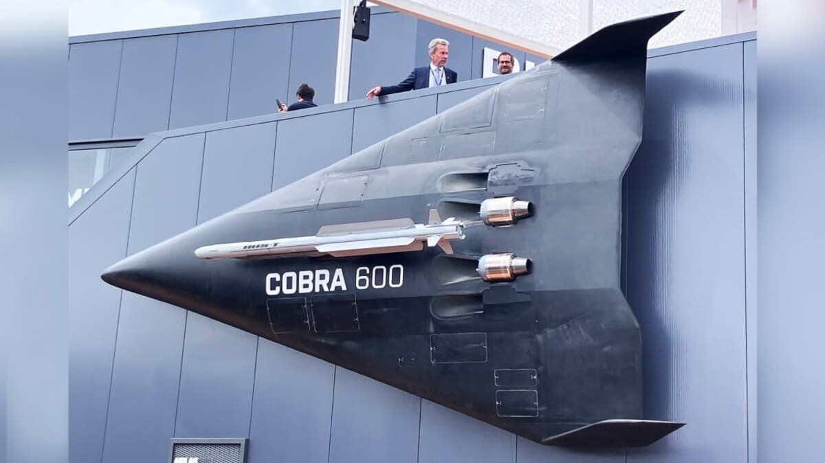    Реактивный дрон-перехватчик Cobra 600, вооруженный ракетой IRIS-T / © Thomas Newdick
