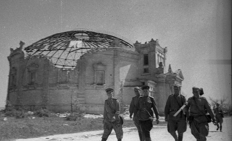 Воины Красной Армии у разрушенного здания Панорамы после освобождения Севастополя в 1944 г.
