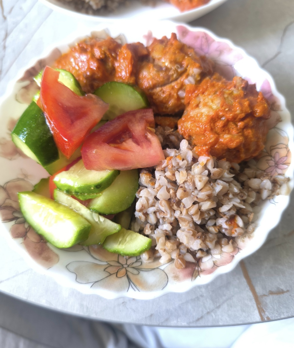 Салат, гречка, мясные ёжики.