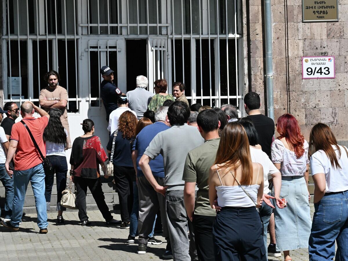   Избиратели пришли на парламентские выборы и стоят в очереди на избирательный участок в Ереване | © РИА Новости / Юрий Кочетков