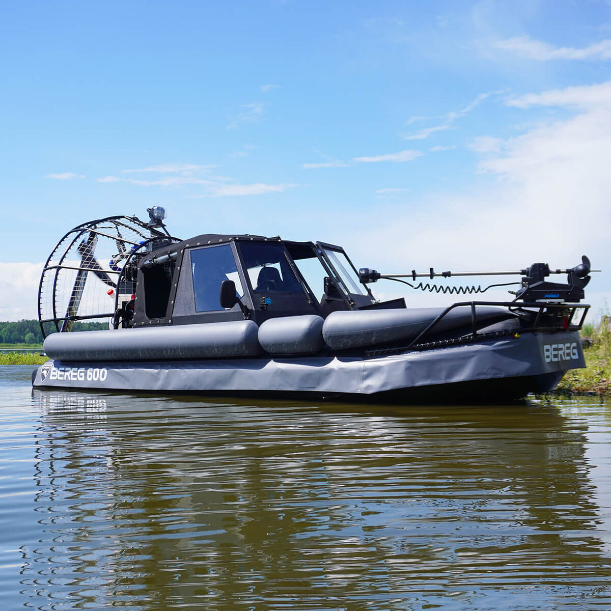 Аэролодка Берег 600 на воде