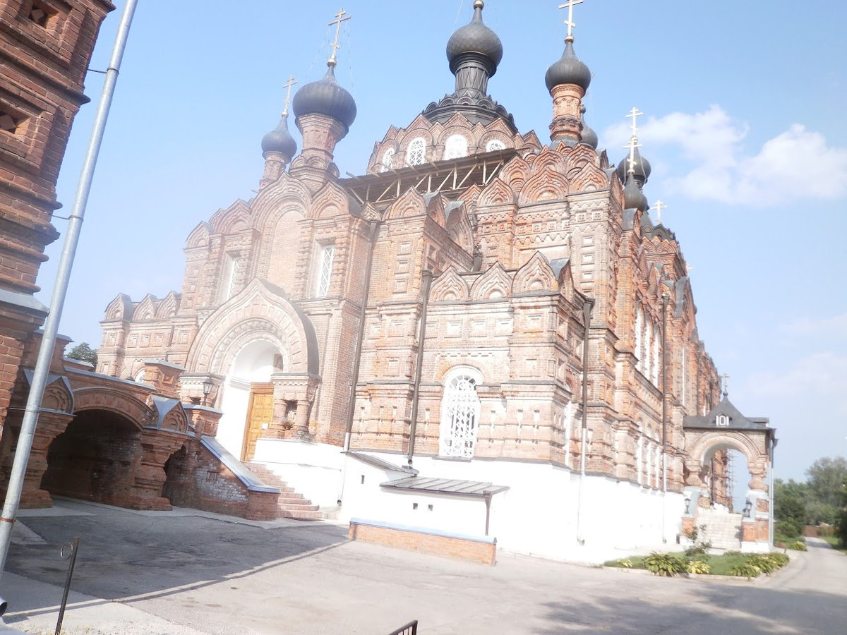 Фото делала сама. Мы там были всей семьей. Я еще с паломниками туда приезжала. Очень хорошее место. Это Шамордино. Казанская Амвросиевская пустынь — ставропигиальный женский монастырь Русской православной церкви. Главным собором Шамординской обители является собор в честь Казанской иконы Божией Матери. Этот впечатляющий храм, возведенный из красного кирпича, выполнен в неовизантийском стиле и украшен пятнадцатью куполами. Обитель находится в Калужской области, близ города Козельск, и ее основание связано с содействием преподобного Амвросия Оптинского.