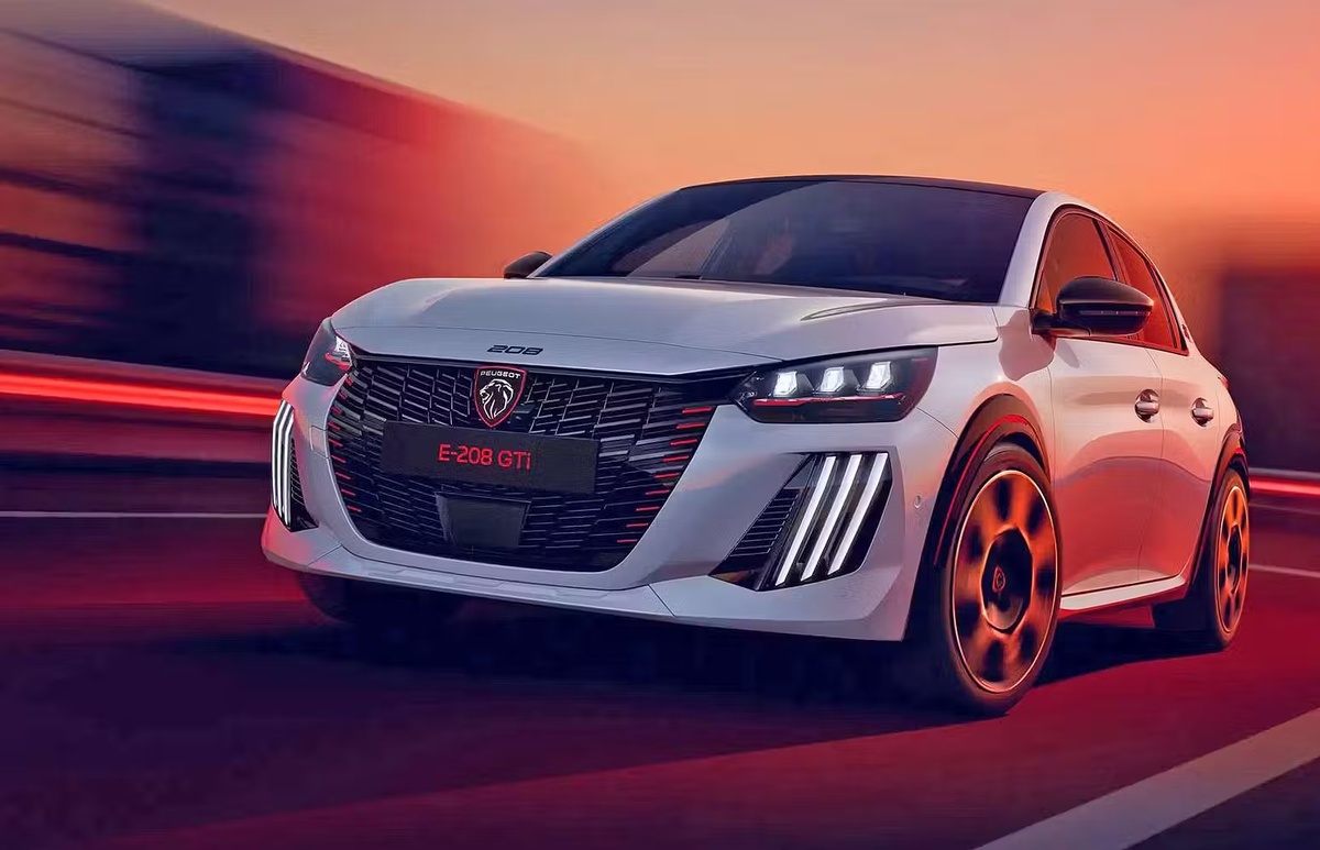 Новый Peugeot E-208 GTi с кузовом белого цвета