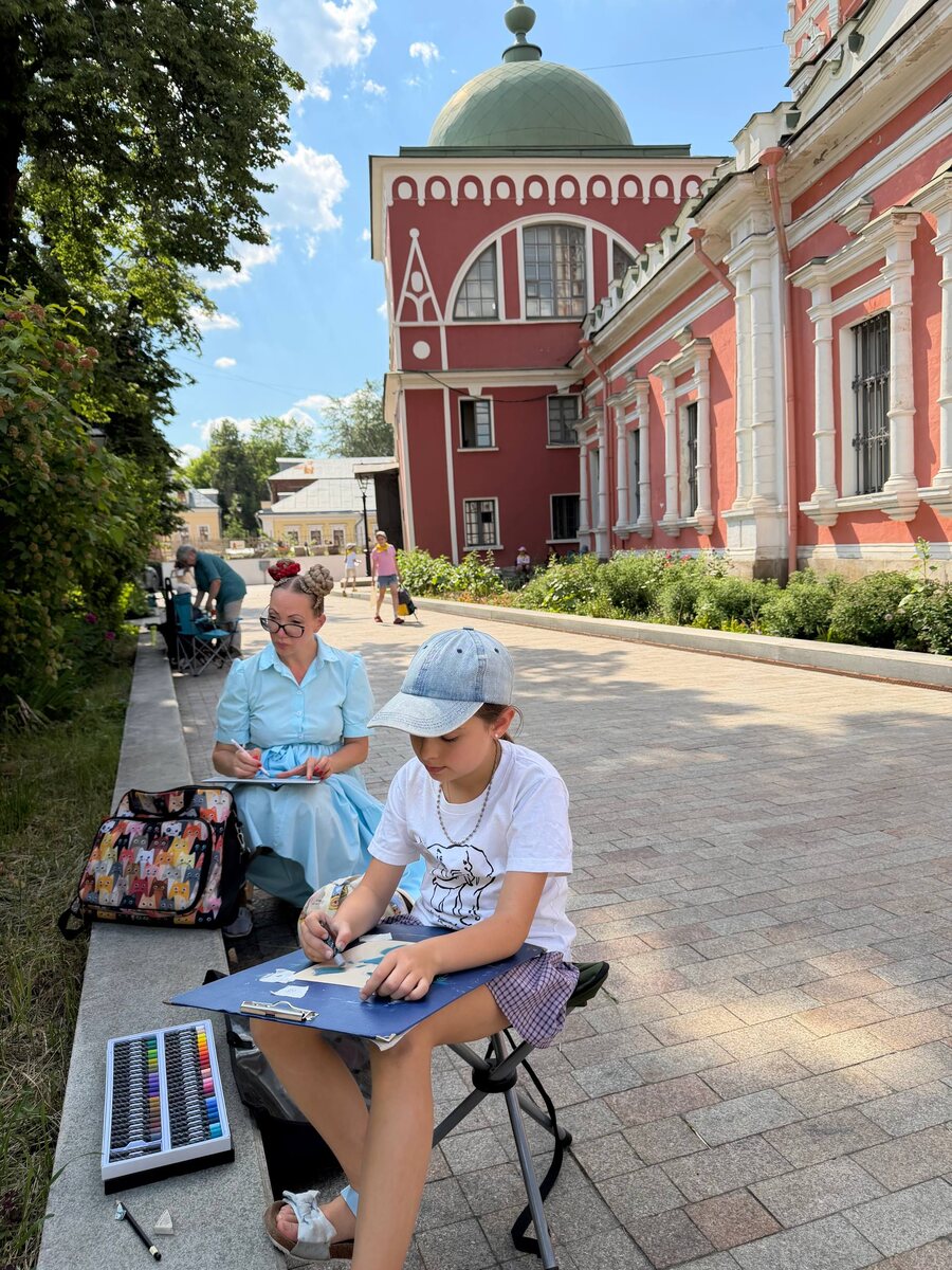 В церковном дыорике прекрасные клумбы с цветами. Фото автора канала
