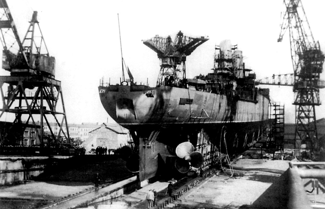 Крейсер 'Адмирал Ушаков' проекта 68бис перед спуском на воду, 1952 г.
Источник: war-book.ru