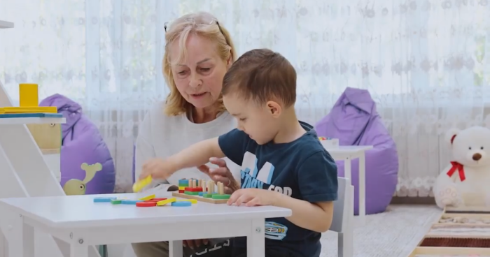 Социальная няня принимает малышей в игровой комнате, где, впрочем, можно и вздремнуть / фото: канал Мария Костюк в Мах