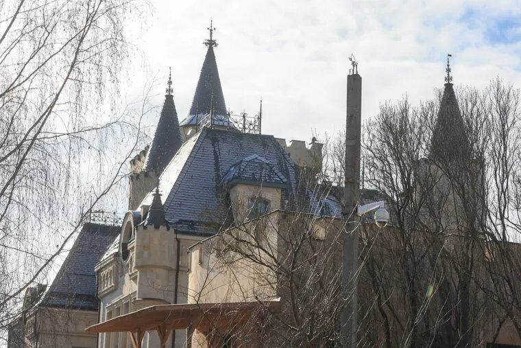 Замок Галкина* и Пугачевой остался без персонала и зарастает растениями. Фото: Наталья Шатохина/NEWS.ru/ТАСС