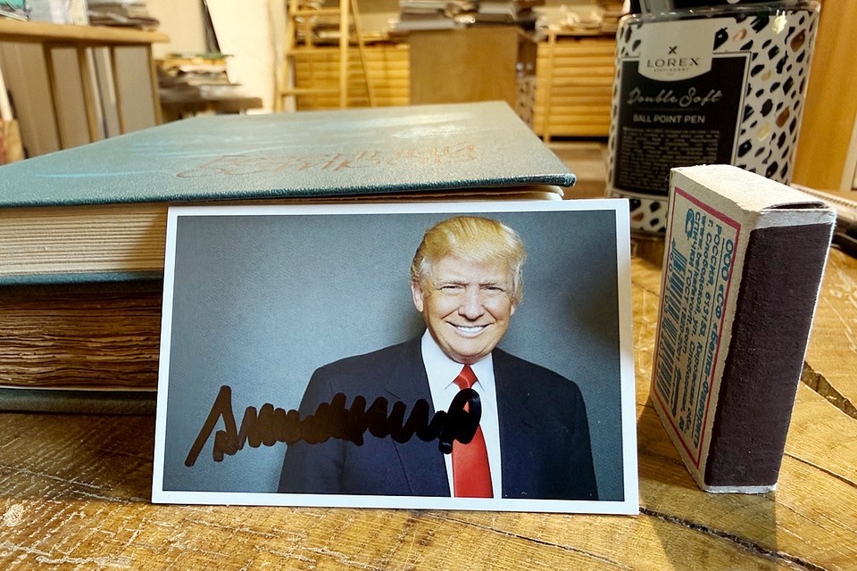    Автограф Дональда Трампа, который оценили в 120 тысяч рублей, оставлен на небольшой карточке - такие раздавали во время его избирательной кампании в 2016 году Александр РОГОЗА