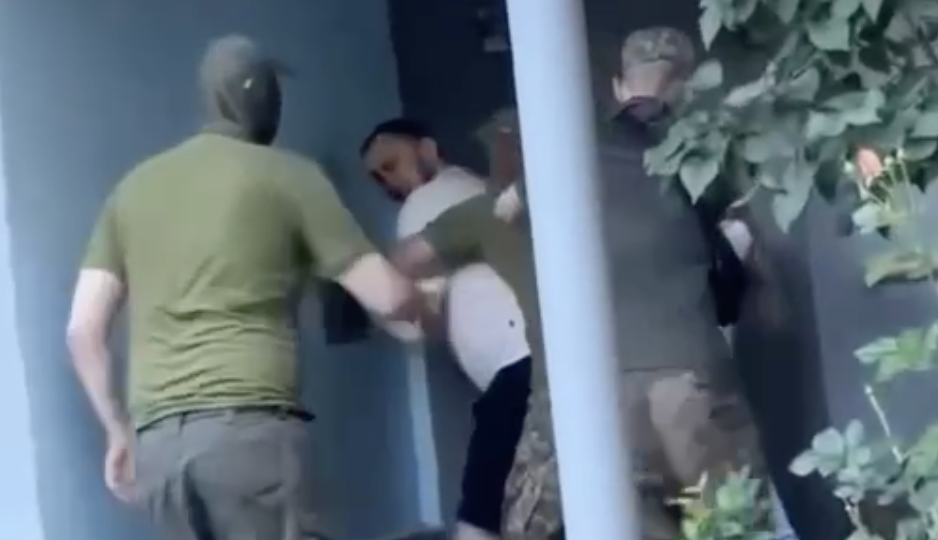 В Одессе сотрудники ТЦК разбили лицо мужчине в ходе силовой мобилизации