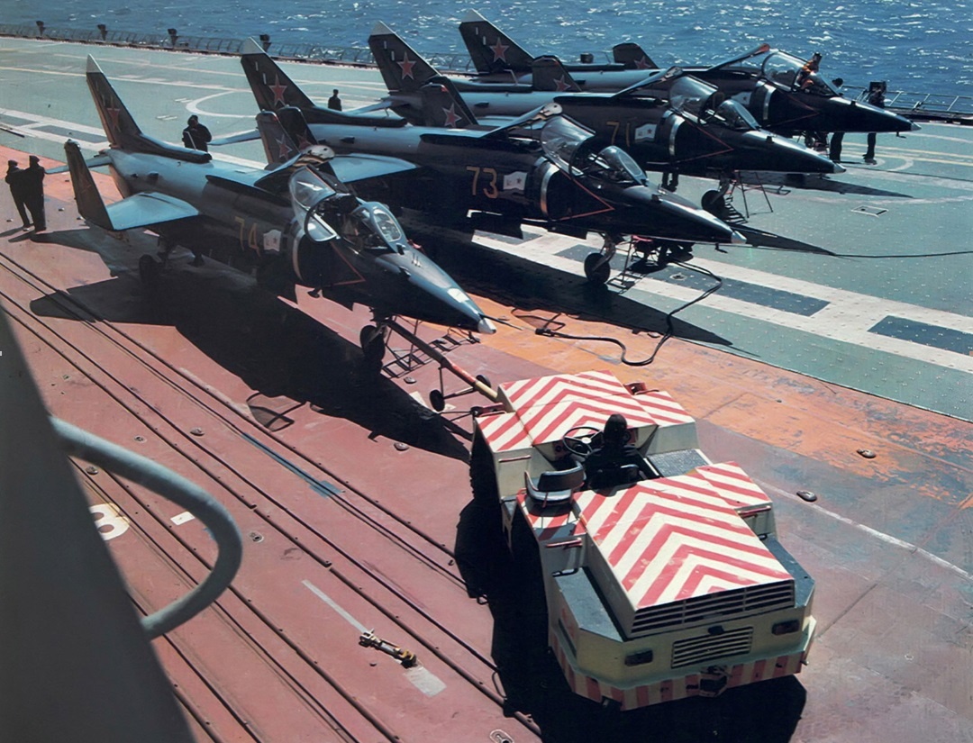 Як-38 на палубе противолодочного крейсера
Источник: war-book.ru
