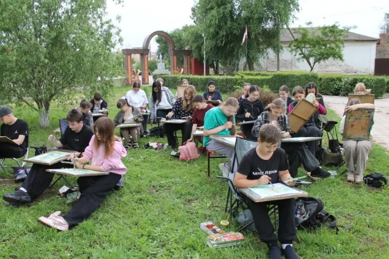 В центральном парке посёлка Зимовники в рамках программы «Пушкинская карта» состоялся мастер-класс «Азбука пейзажа»