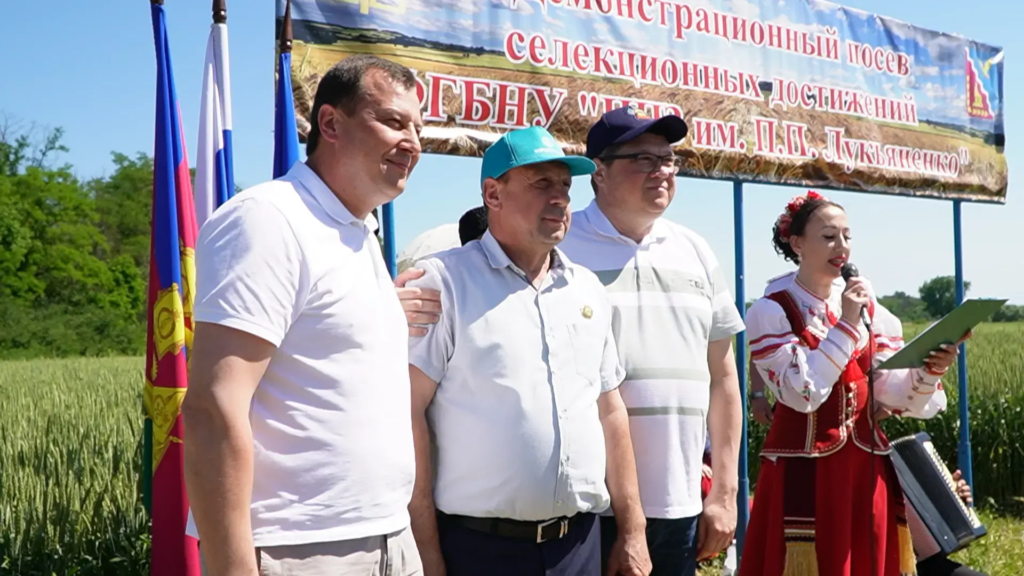    Во время награждения лучших аграриев. Владимир Головенко