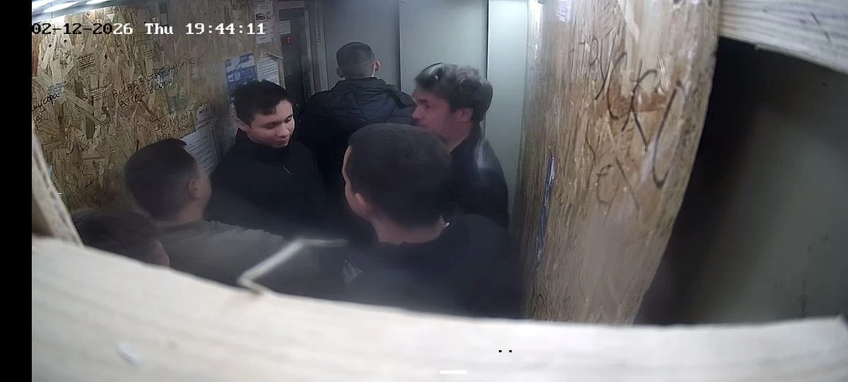 В лифте меня вывозят меня из квартиры, после проникновения в нее. Участники все те же.