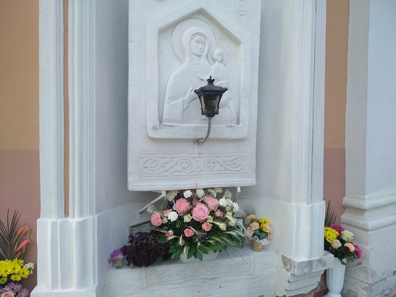 Образ Смоленской иконы Божией Матери в белом камне