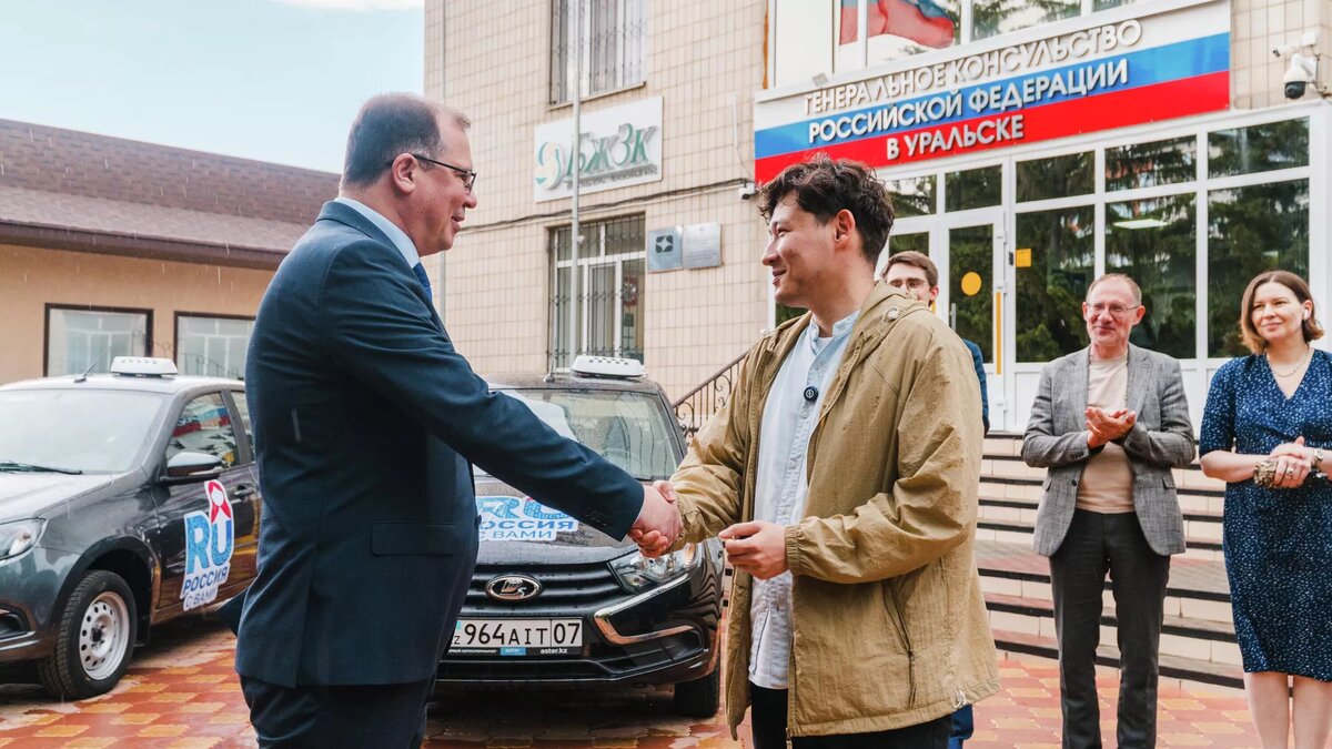 Россотрудничество поддержало запуск инклюзивного таксопарка в Западно-Казахстанской области/© Photo : Предоставлено генеральным консульством России в Уральске