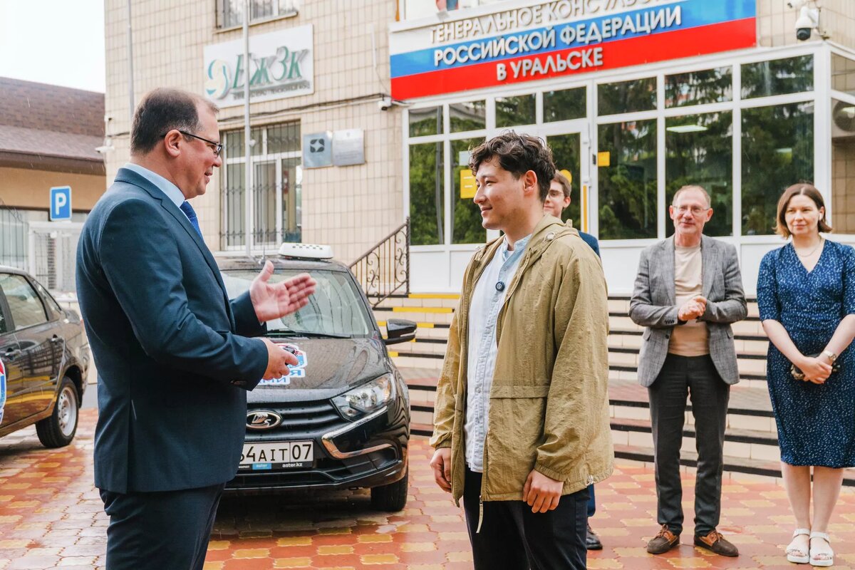 Россотрудничество поддержало запуск инклюзивного таксопарка в Западно-Казахстанской области/© Photo : Предоставлено генеральным консульством России в Уральске