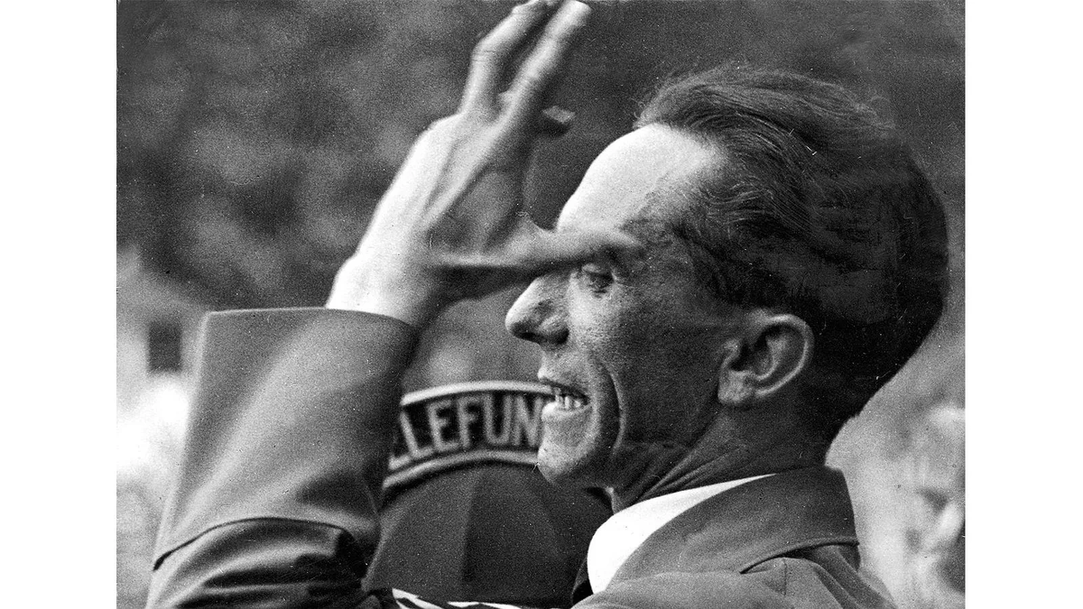 Пауль Йозеф Геббельс - немецкий пропагандист. 30 апреля 1945 года после самоубийства Гитлера в соответствии с политическим завещанием фюрера Геббельс сменил его на посту рейхсканцлера Германии. Пробыв в должности один день, он совершил самоубийство вместе с женой Магдой Геббельс, которая предварительно отравила их шестерых детей. Имя Геббельса стало нарицательным, его до сих пор связывают с циничной беззастенчивой пропагандой.