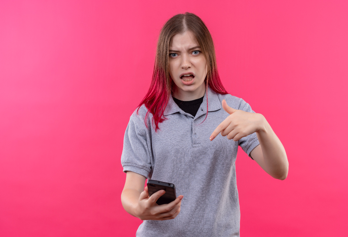 https://www.magnific.com/ru/free-photo/confused-young-beautiful-woman-wearing-gray-t-shirt-points-phone-her-hand-isolated-pink-wall_11313877.htm#fromView=search&page=1&position=14&uuid=bfb75c88-0ced-4427-929b-3d474b447ed6&query=%D0%B4%D0%B5%D0%B2%D0%BE%D1%87%D0%BA%D0%B0+%D0%B7%D0%BB%D0%B8%D1%82%D1%81%D1%8F+%D1%82%D0%B5%D0%BB%D0%B5%D1%84%D0%BE%D0%BD