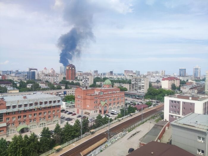 Скорая на месте: Крупный пожар произошел в районе новосибирского завода «Экран»