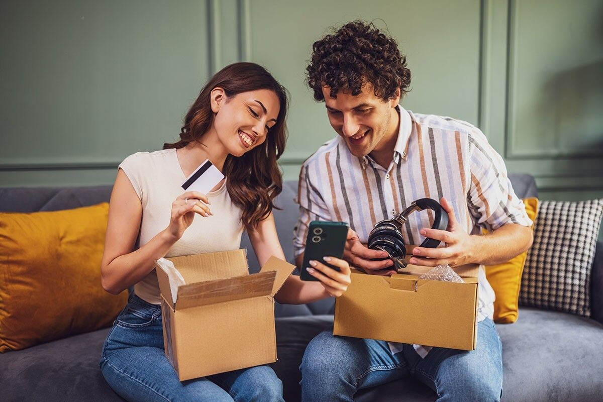 А вот и посылка приехала! Источник: Mladen Mitrinovic / Shutterstock / FOTODOM📷
